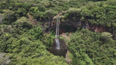 Mauritius 'taki Şelale Şelalesi' nin üzerinden uçuyor.