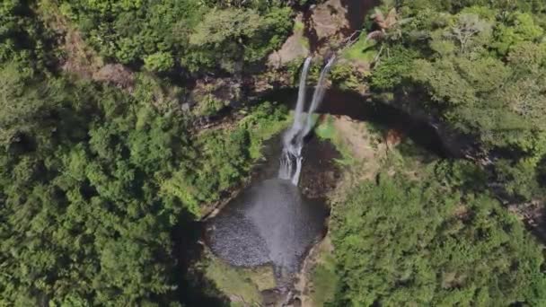モーリシャスで有名なカマレル滝の上を飛行 空中ビュー — ストック動画