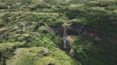 Mauritius 'taki Şelale Şelalesi' nin üzerinden uçuyor.