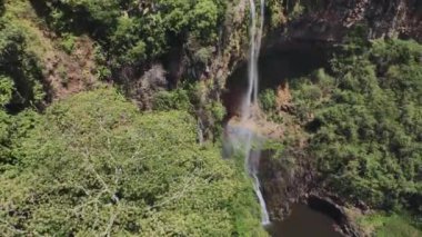 Mauritius 'taki Şelale Şelalesi' nin üzerinden uçuyor.