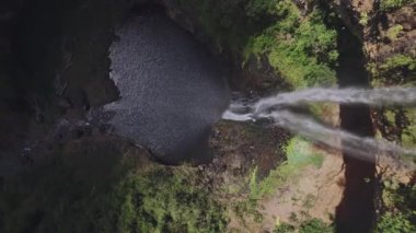Mauritius 'taki Şelale Şelalesi' nin üzerinden uçuyor.