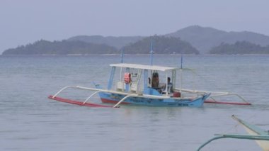 Yerel Filipinliler Palawan Adası 'ndaki geleneksel teknelerde