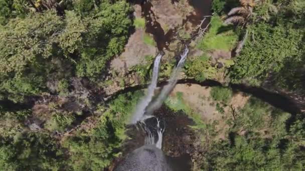 モーリシャスで有名なカマレル滝の上を飛行 空中ビュー — ストック動画