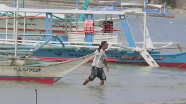 Filipina Lokal Pada Perahu Tradisional Pulau Palawan — Stok Video