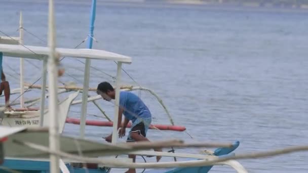 Filipina Lokal Pada Perahu Tradisional Pulau Palawan — Stok Video