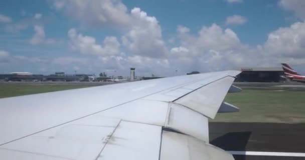 Вид Зсередини Літака Під Час Зльоту Тропічного Острова — стокове відео