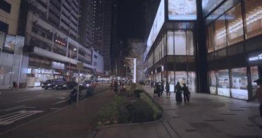 Hong Kong 'un Ulaşım ve İnsanlarla dolu Akşam Sokakları