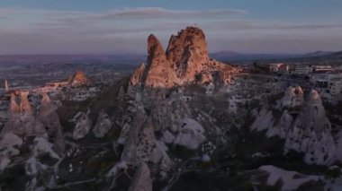 Kapadokya 'daki Meşhur Uchhisar Mağara Şatosu, Günbatımında, Türkiye, Hava Görüntüsü