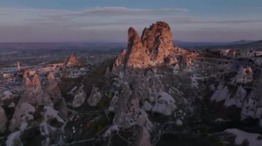Kapadokya 'daki Meşhur Uchhisar Mağara Şatosu, Günbatımında, Türkiye, Hava Görüntüsü