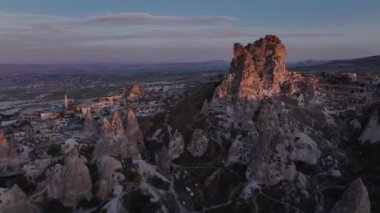 Kapadokya 'daki Meşhur Uchhisar Mağara Şatosu, Günbatımında, Türkiye, Hava Görüntüsü