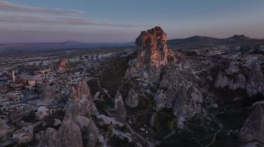 Kapadokya 'daki Meşhur Uchhisar Mağara Şatosu, Günbatımında, Türkiye, Hava Görüntüsü