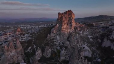 Kapadokya 'daki Meşhur Uchhisar Mağara Şatosu, Günbatımında, Türkiye, Hava Görüntüsü