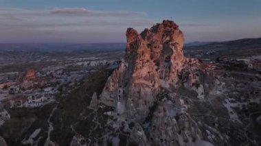 Kapadokya 'daki Meşhur Uchhisar Mağara Şatosu, Günbatımında, Türkiye, Hava Görüntüsü