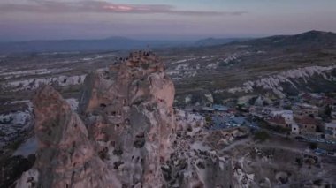 Kapadokya 'daki Meşhur Uchhisar Mağara Şatosu, Günbatımında, Türkiye, Hava Görüntüsü