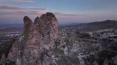 Kapadokya 'daki Meşhur Uchhisar Mağara Şatosu, Günbatımında, Türkiye, Hava Görüntüsü