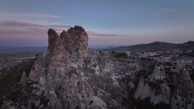 Kapadokya 'daki Meşhur Uchhisar Mağara Şatosu, Günbatımında, Türkiye, Hava Görüntüsü