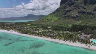 Mauritius 'un Lüks Otelleri Le Morne Brabant Dağı' nda.