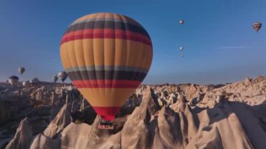 Vadide yüzen gezici balonlar, kapadokya, hava manzarası