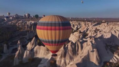 Vadide yüzen gezici balonlar, kapadokya, hava manzarası