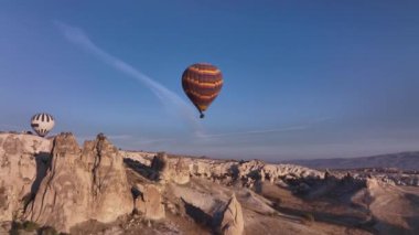Vadide yüzen gezici balonlar, kapadokya, hava manzarası