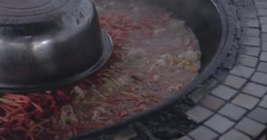 Taşkent 'teki Pilaf Merkezi' nde Özbek Pilaf 'ın hazırlandığı dev bir kazan.