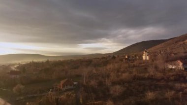Otantik Sırp Köyü, Balkan Manzarası Üzerinde Gün Batımı Uçuşu