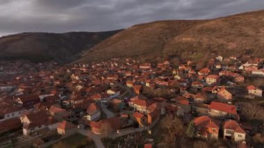 Otantik Sırp Köyü, Balkan Manzarası Üzerinde Gün Batımı Uçuşu