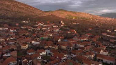 Otantik Sırp Köyü, Balkan Manzarası Üzerinde Gün Batımı Uçuşu