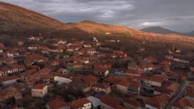 Otantik Sırp Köyü, Balkan Manzarası Üzerinde Gün Batımı Uçuşu