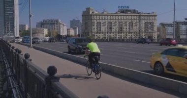 Moskova 'nın merkezinde arabaların olduğu geniş otoyol, Yavaş Hareket