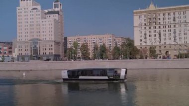 Moskova Nehri boyunca Moskova 'nın merkezinde, modern bir tekneyle gezintiye çıkacağız.