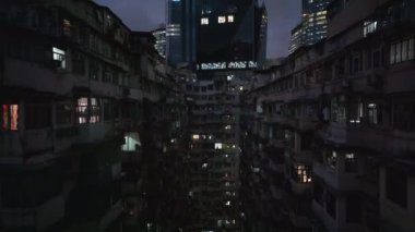 Gece yarısı Hong Kong 'un mimarisi arasındaki canavar binası, hava manzarası.