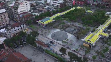 Taipei 'nin ortasında Çeşmeli Park, Tayvan' daki Lungshan Tapınağı yakınında.