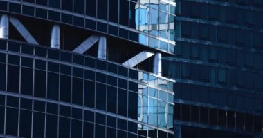 Geniş, modern, cam iş merkezinde ofis pencereleri, yakın çekim.