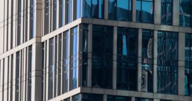 Geniş, modern, cam iş merkezinde ofis pencereleri, yakın çekim.