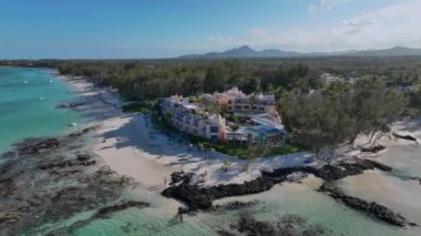 Mauritius 'un tatil köyünde dinlenecek bir yer, hava manzaralı.