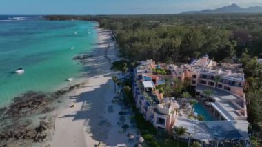 Mauritius 'un tatil köyünde dinlenecek bir yer, hava manzaralı.