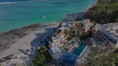 Mauritius 'un tatil köyünde dinlenecek bir yer, hava manzaralı.