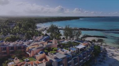 Mauritius 'un tatil köyünde dinlenecek bir yer, hava manzaralı.