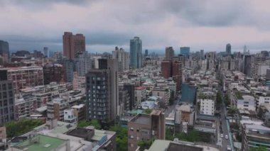 Taipei, Tayvan 'ın merkezindeki yerleşim yerlerinin çatıları, hava manzarası.