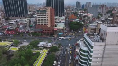 Taipei, Tayvan 'ın merkezindeki yerleşim yerlerinin çatıları, hava manzarası.