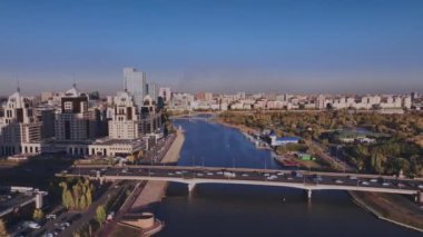 Astana 'nın ortasında arabalı köprü, hava manzaralı.