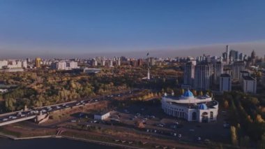 Astana 'nın ortasında arabalı köprü, hava manzaralı.