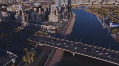 Astana 'nın ortasında arabalı köprü, hava manzaralı.