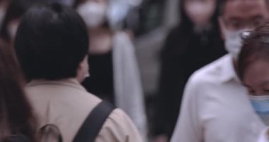 Büyük gürültülü bir şehirde, yavaş çekimde insanların bulanık hareketi