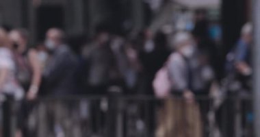 Büyük gürültülü bir şehirde, yavaş çekimde insanların bulanık hareketi