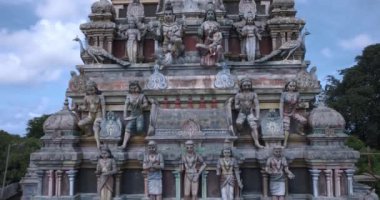 Mauritius 'taki bir Hindu tapınağında kutsal tanrılar, Yakından Bakış