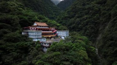 Taroko Ulusal Parkı 'nın Yeşil Dağları Arasındaki Tapınak, Tayvan, Hava Manzarası