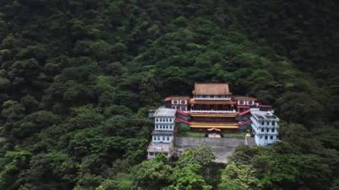Taroko Ulusal Parkı 'nın Yeşil Dağları Arasındaki Tapınak, Tayvan, Hava Manzarası