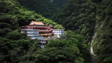 Taroko Ulusal Parkı 'nın Yeşil Dağları Arasındaki Tapınak, Tayvan, Hava Manzarası